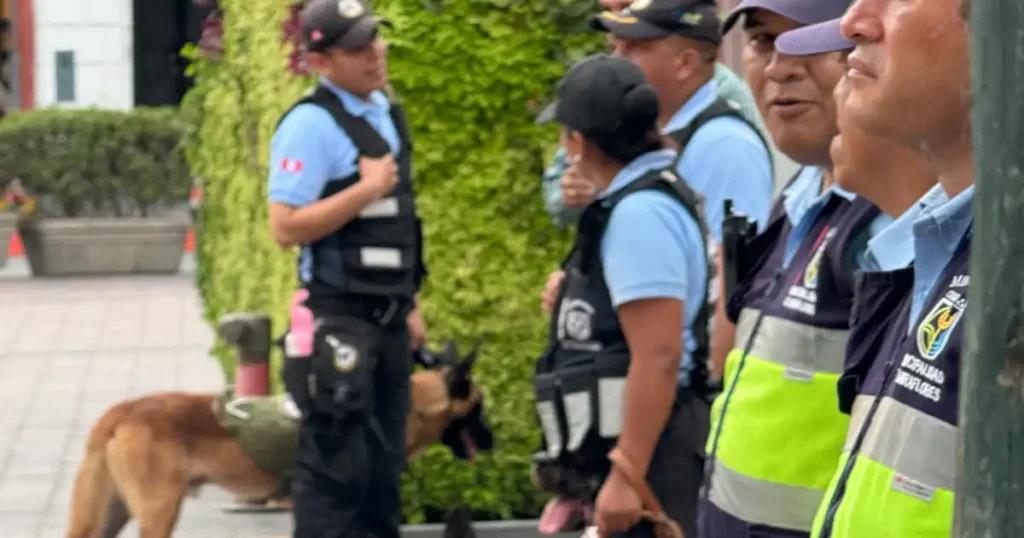 Miraflores Police standing with K9